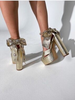 Azalea Wang Gold Jeweled Bow Platform Heels Rhinestone Metallic Sandals Size 7